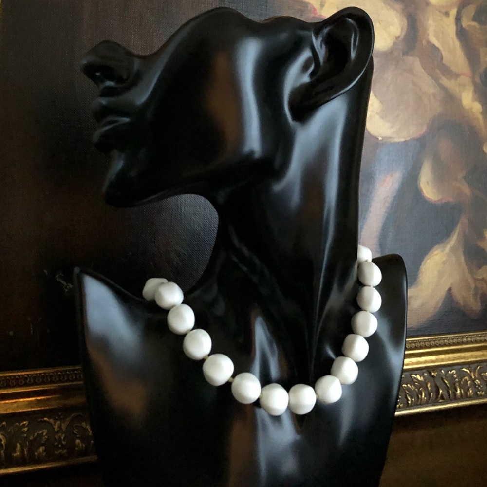 Vintage 1950s BAKELITE white beaded short necklace